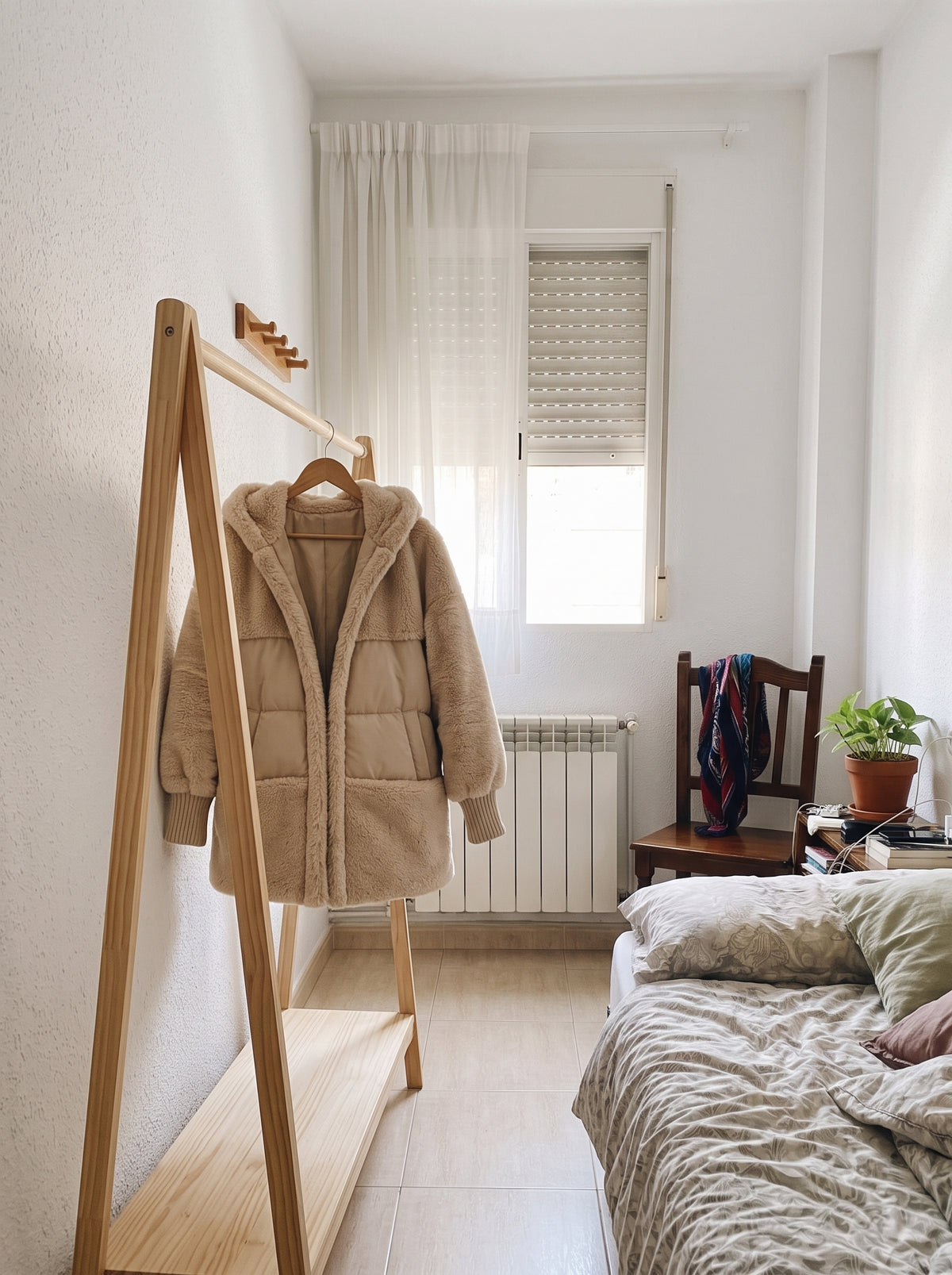 ABRIGO DE INVIERNO | Capucha y texturas combinadas