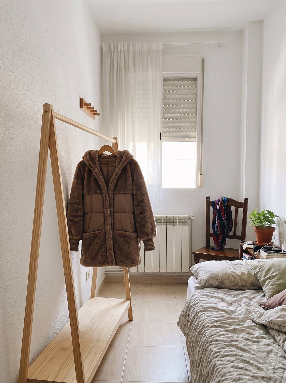 ABRIGO DE INVIERNO | Capucha y texturas combinadas